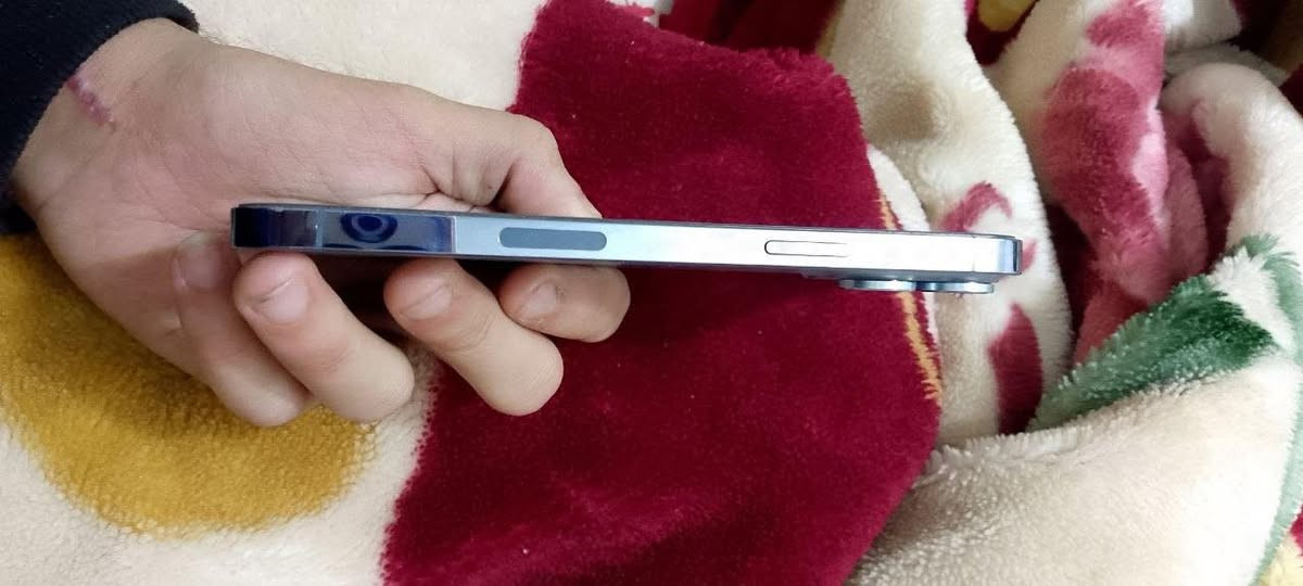 السلام عليكم ايفون ١٣ برو ماكس للبيع بطاريه ٩٥معلايه نضافه الجهاز كدامك تواصل خاص موجود على فيس واتساب 0776 650 2597
