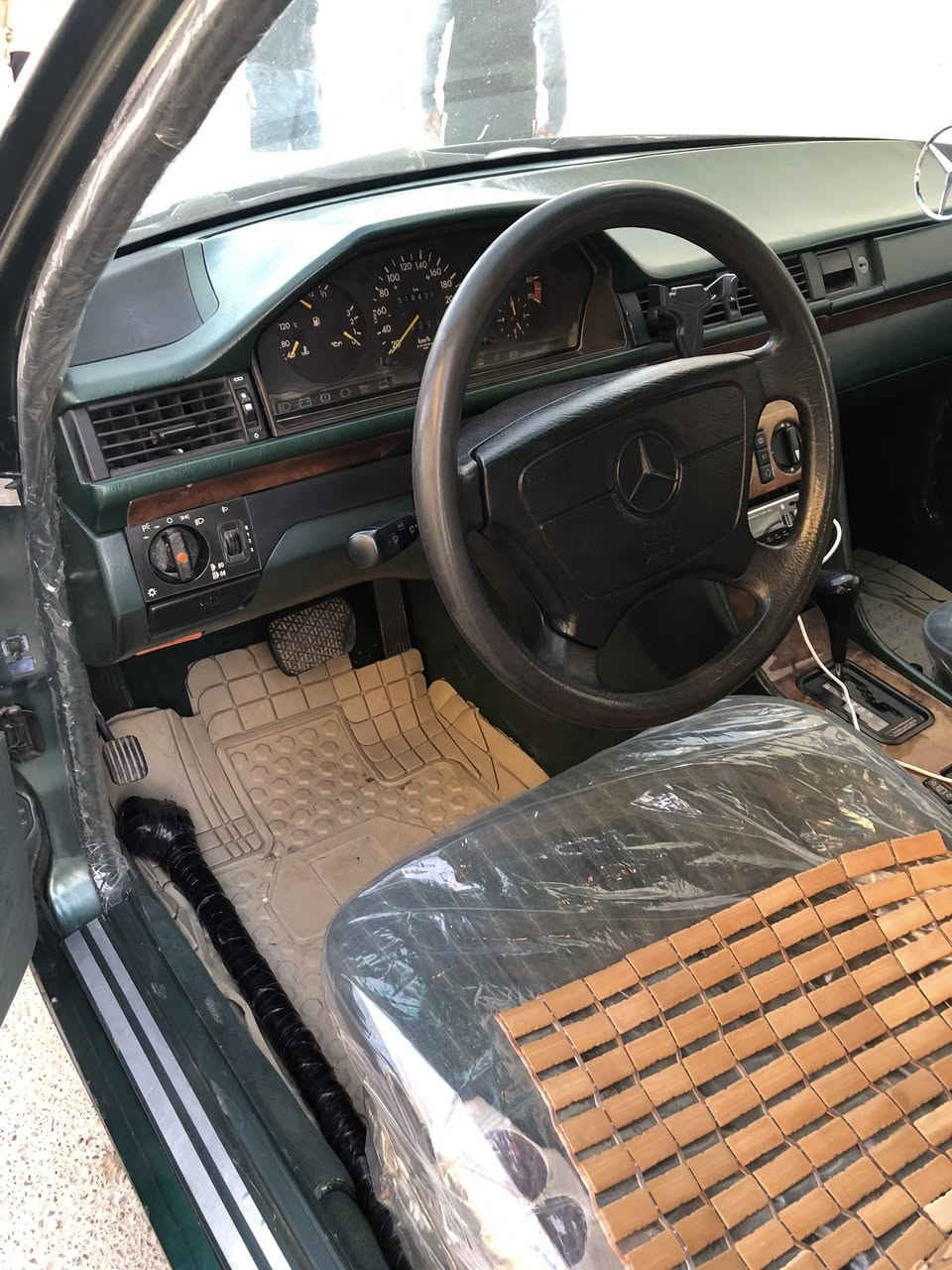 السلام عليكم للبيع مرسيدس دب موديل 1992 حجم E300 گير و محرك بلاد قبق اسود فول نضافه لون زيتوني داخل و خارج مصبوغه عام جماليه مكفوله من الخياس والضربه كفاله عامه قواعد دبلاات بلاد وضع شركه رقم صلاح الدين تحويل مباشر العنوان صلاح الدين الاسحاقي السعر 85 وبيها مجال قليل التواصل ***********
