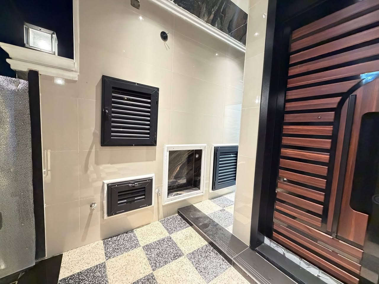 السلام عليكم بيت للبيع في حي الجهاد منطقه الرفاق الأولى
ثاني بيت عن الشارع العام 
تبلغ المساحه ١٠٠ متر. واجهه  ٥ ونزال ٢٠ 
يحتوي البيت على ثلاثه غرف نوم وحمام عدد ٢ وصاله ومطبخ 
بناء 2025 البيت غير مسكون زيرو 
للاستفسار اتصل على الأرقام التأليه 

***********

***********

مكتب السلام  الهندسي مجاور الجمعيه الاستهلاكيه مقابل اسواق السفير الضباط شارع العام حي الجهاد
