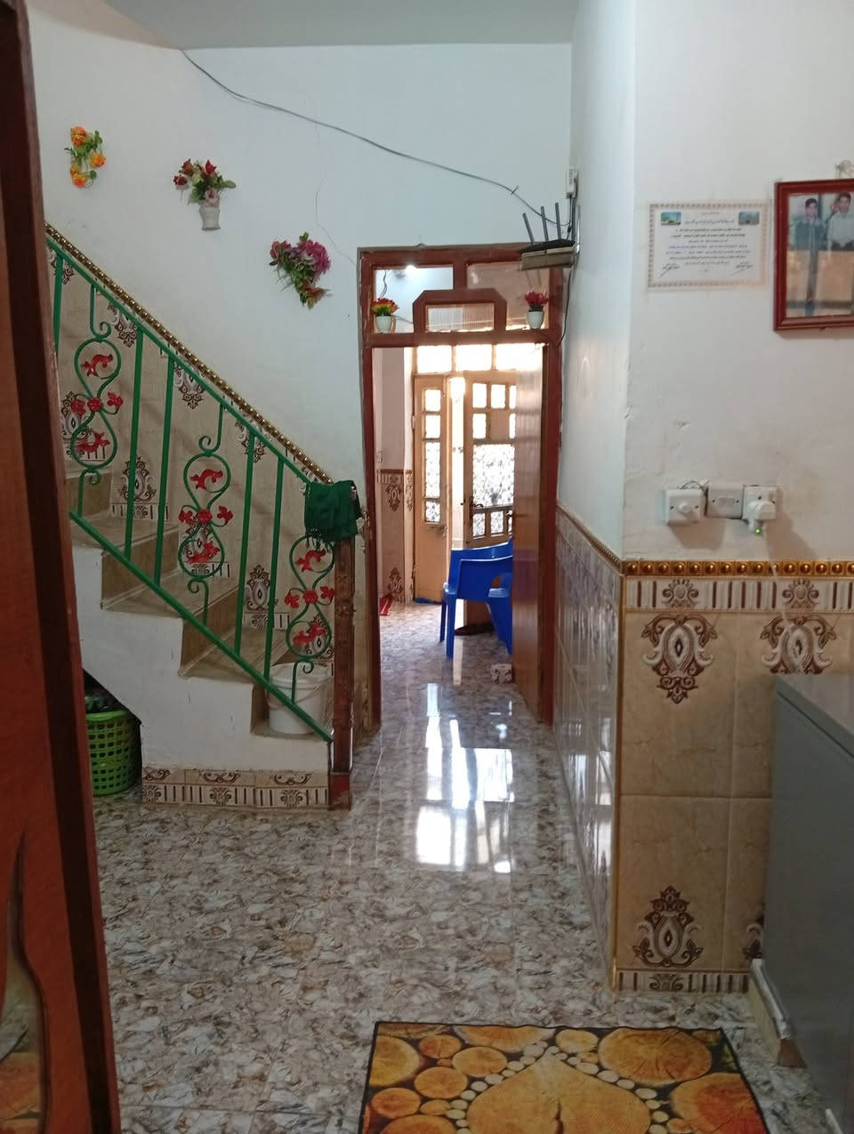 السلام عليكم بيت للبيع حي الشهداء بالقرب من عماره الجنابي مقابيل ابو حاجه بالف يتكون البيت من غرفتين نوم وحده من الغرف طابق ثاني وصاله وديوانيه ومطبخ البيت جاهز للسكن مثل ماموضح بالصور مساحه/ 140 م /السعر 90 وقابل للتفاوض
رقم تلفون ***********
