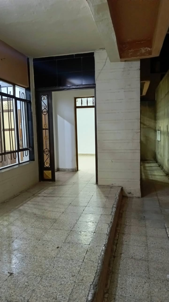 دار للايجار حي فلسطين بالقرب من 
شارع المسبح مساحة الدار 300متر طابقين
 4 غرف نوم هول2 حمام2 مطبخ
 استقبال مخزن صاله طعام 
للاستفسار الاتصال على الرقم
 ***********
