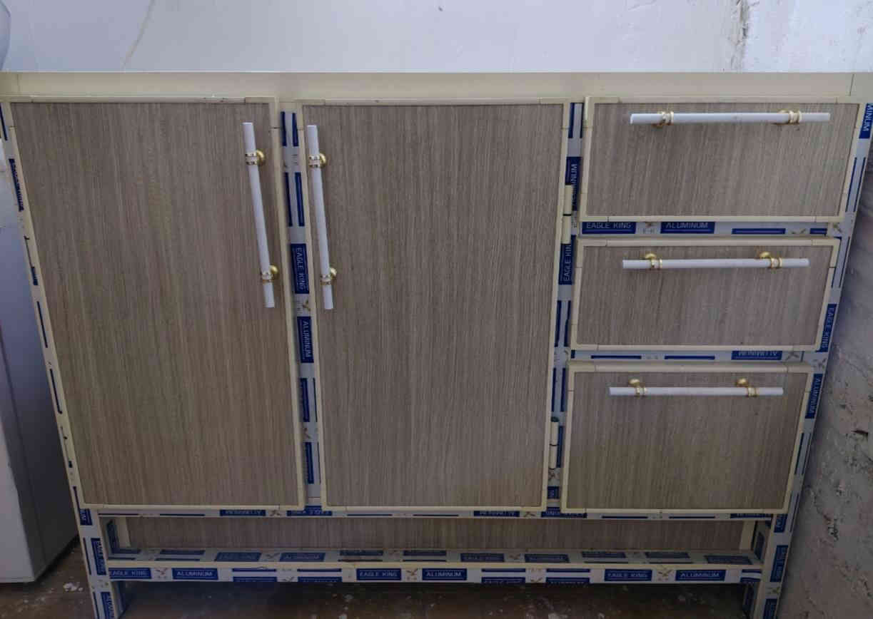 السلام علیکم كاونتر مستخدم قليل جديد نضافه ١٠٠٪
٣ قطع قياس متر وربع + سنگ مرمر
السعر ٣٥٠ وبي مجال
العنوان بغداد المنصور ***********
