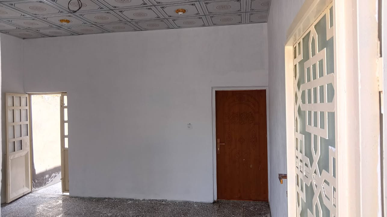 سلام عليكم بيت 100متر للايجار جديد حي ميسان يتكون غرفه+صاله +مطبخ بل صاله +مكشوفه +حمام +كراج  سعر الاجار ميتين وخمسين الاتصال ***********
