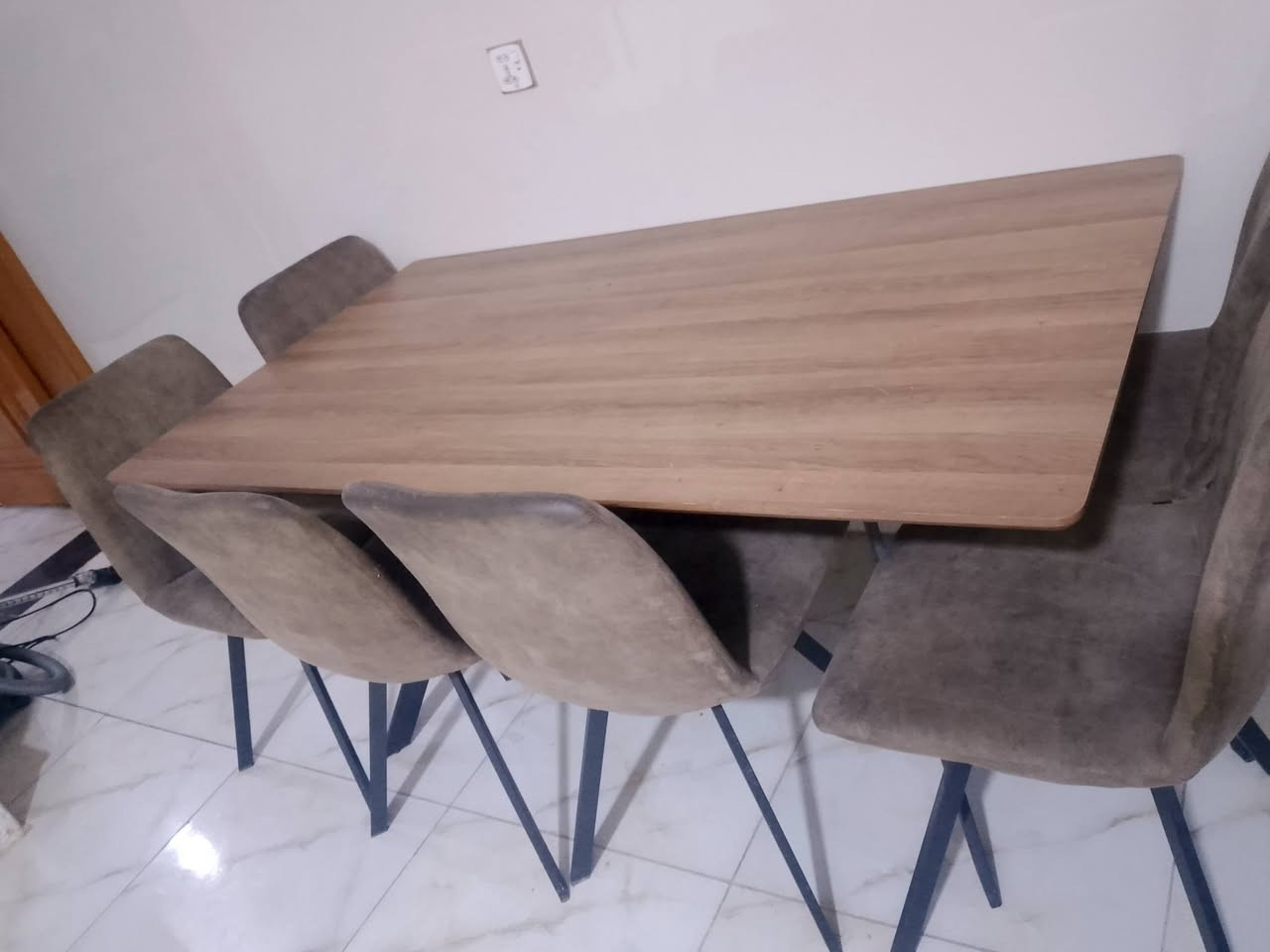سلام عليكم
ميز طعام 6 كراسي صاج جديد مستعمل فتره قليله 
مكنسة كهربائيه 
موكيتات جدد قياسهن 2 في 3 والثانيه 2ونص في 3 ونص
الرقم *********** متواجد واتساب
