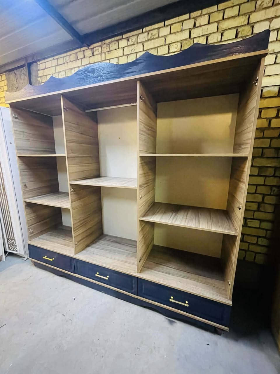 غرفه للبيع كلششش نضيفه مابيها اي أضرار ب٦٠٠ عنوان بغداد الحريه ***********
