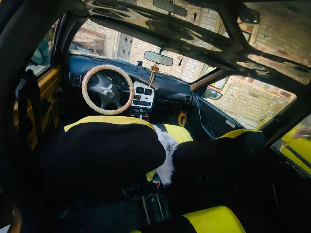 السلام عليكم بيجو بارص 2010للبيع رقم انكليزيز ي مصفره ترايك وين ميعجبك مكان السيارة واسط الصويره رقم الهاتف *********** السعر 30$وبيها مجال
