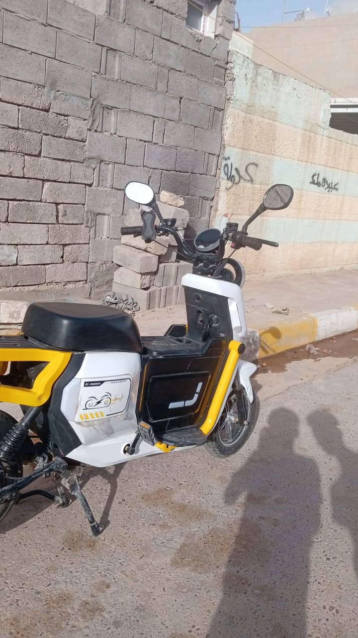 سلام عليكم دراجه شحن للبيع بطاريه لثيوم نضيف كلش موديل 25 سعر 400 وبي مجال شويه مكاني رمادي رقم تليفون ***********
