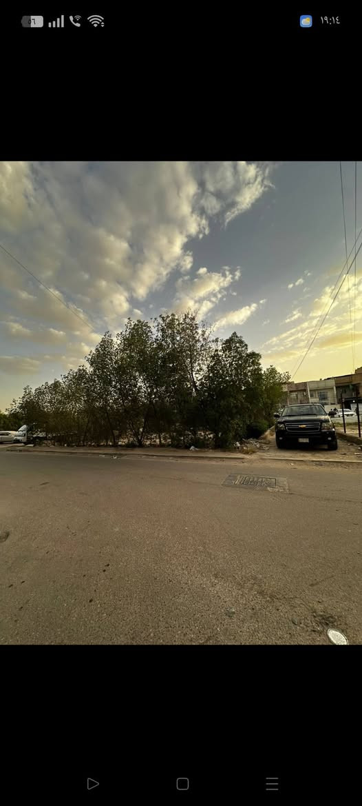 دار للبيع 125 متر (ملك صرف) محله 731 شارع الضغط خلف اعدادية الناصره للبنات .
ركن على شارعين (شارع 60 متر وشارع 10 متر) وأمامه تشجير 500 متر  والوجه 12.5 متر والنزال 10 متر وكما موضح بالصور أعلاه .
يحتوي على 3 غرف نوم واستقبال ومطبخ وهول وصحيات عدد 2 في الطابق الارضي والطابق العلوي ، وحديقه داخليه 6 م * 4 م / وكراج لسياره واحده سعر العقار 290 مليون دينار قابل للتفاوض. 
موبايل *********** يوجد في الرقم واتساب.
