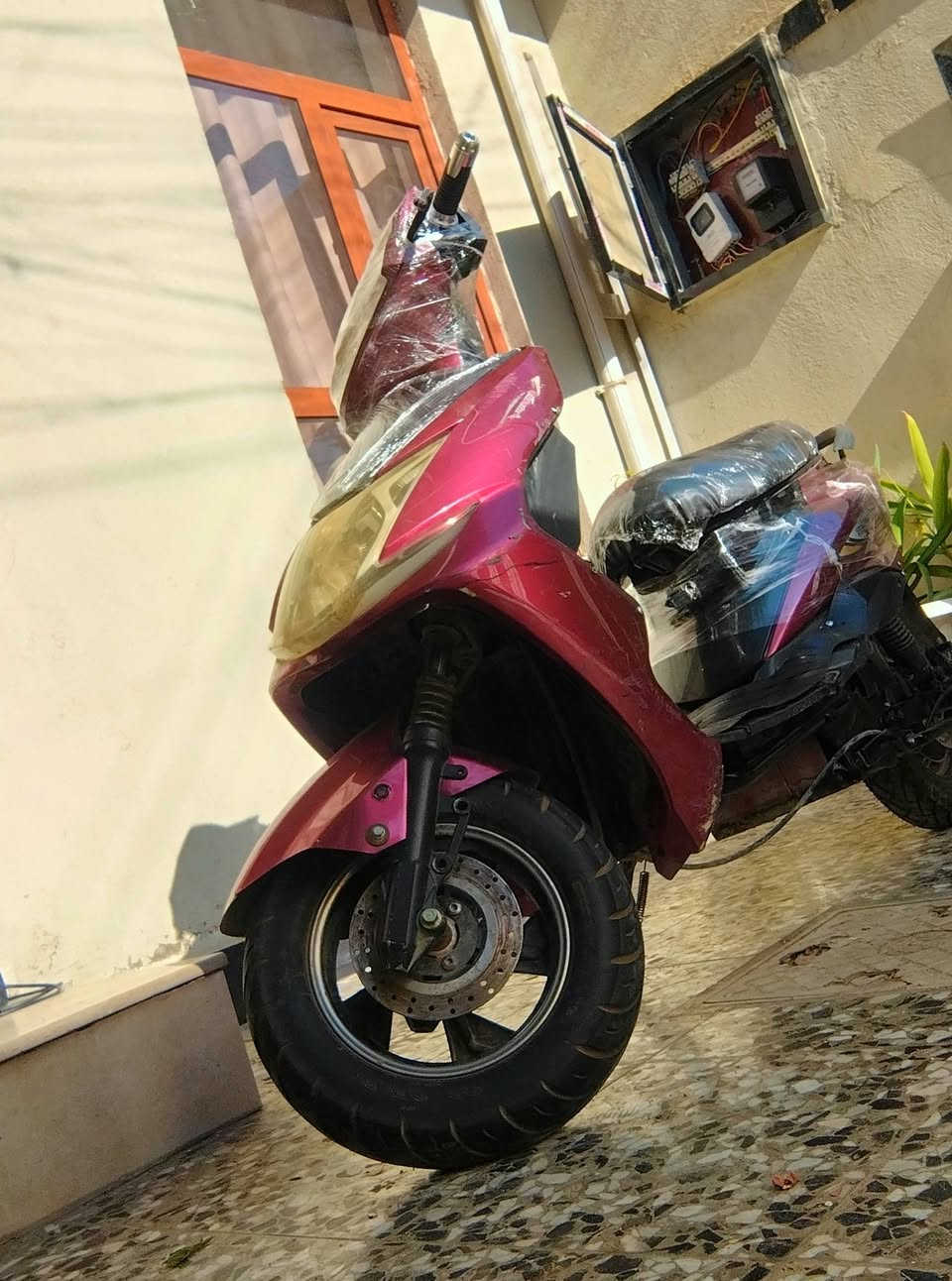سويت حادث بيه وكامت متمشي بس هيه شغاله وبطاريات جديده يمكن صوج من سكليتر يل ينطيني سعر
زين ابيعها  مكاني بغداد ***********
