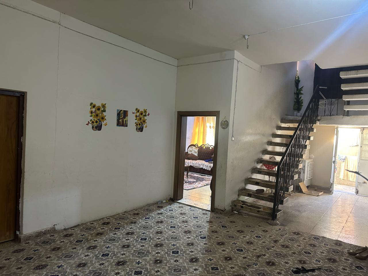 للبيع او المروس ينفع استثمار ايجارات �

🏡 الموقع: منطقة البو شامان مقابل مدرسة غزة
📐 المساحة الكلية: 500 متر مربع

يتكون العقار من بيت رئيسي مع مشتمل مستقل، والبيت مجدد بالكامل من الداخل مع أعمال صيانة وتحديث حديثة.

🔹 البيت الرئيسي:
✅ كراج كبير مع حديقة
✅ مطبخ بقياس 5×4
✅ هول بقياس 6×5
✅ غرفة ضيوف (خطار) بقياس 5×8
✅ موزع بقياس 4×6
✅ غرفة نوم مع سويت داخلي بقياس 4×5

🔹 الطابق الثاني:
عبارة عن شقتين مستقلتين

▪️ الشقة الأولى:

* موزع 4×5
* 3 غرف بقياس 4×5 لكل غرفة
* مطبخ 3×3
* حمام + توليت

▪️ الشقة الثانية:

* مدخل مع مطبخ 3×3
* حمام + توليت
* هول 4×5
* غرفة نوم 4×5

🔹 المشتمل الأرضي:
✅ كراج كبير مع صحيات
✅ مطبخ 5×4
✅ هول 4×5
✅ غرفة مع سويت 5×4
✅ غرفة صغيرة تستخدم مخزن

📞 للاستفسار والمعاينة يرجى التواصل على الخاص أو الاتصال
***********
