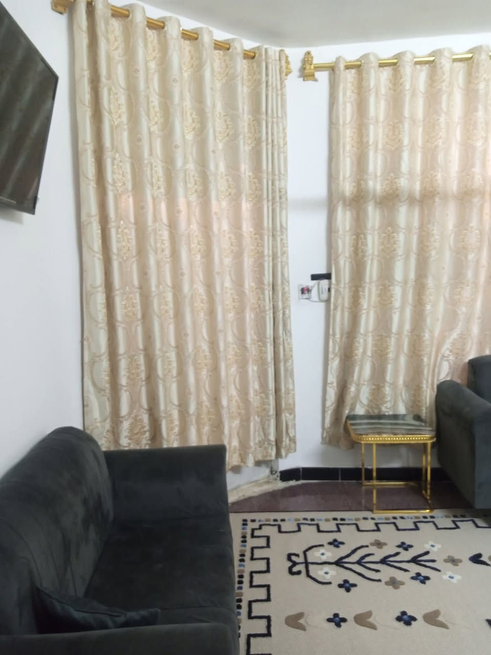 مرحبا من رخصه الادمن
اعندي بيت اسلام عليكم البيت البيع مساحه 100, مربع العقد 117. السعر نقد60 بيه مجال ..ويرهم قصد مقدمه زينه.. موقع البيت الزعفرانية زراعي بين المانه وليد . قرب اسواق ام البنين .. يحتوي البيت على ستقبال 5،4 صاله 4،5 . غرفه نوم 5/4 . حمام كبير .
مطبخ حار . ترك . بيتونه 5/4 . كراج بره . توليت خارجيه عرض شارع 10 م.

الاستفسار عله الرقم (***********
