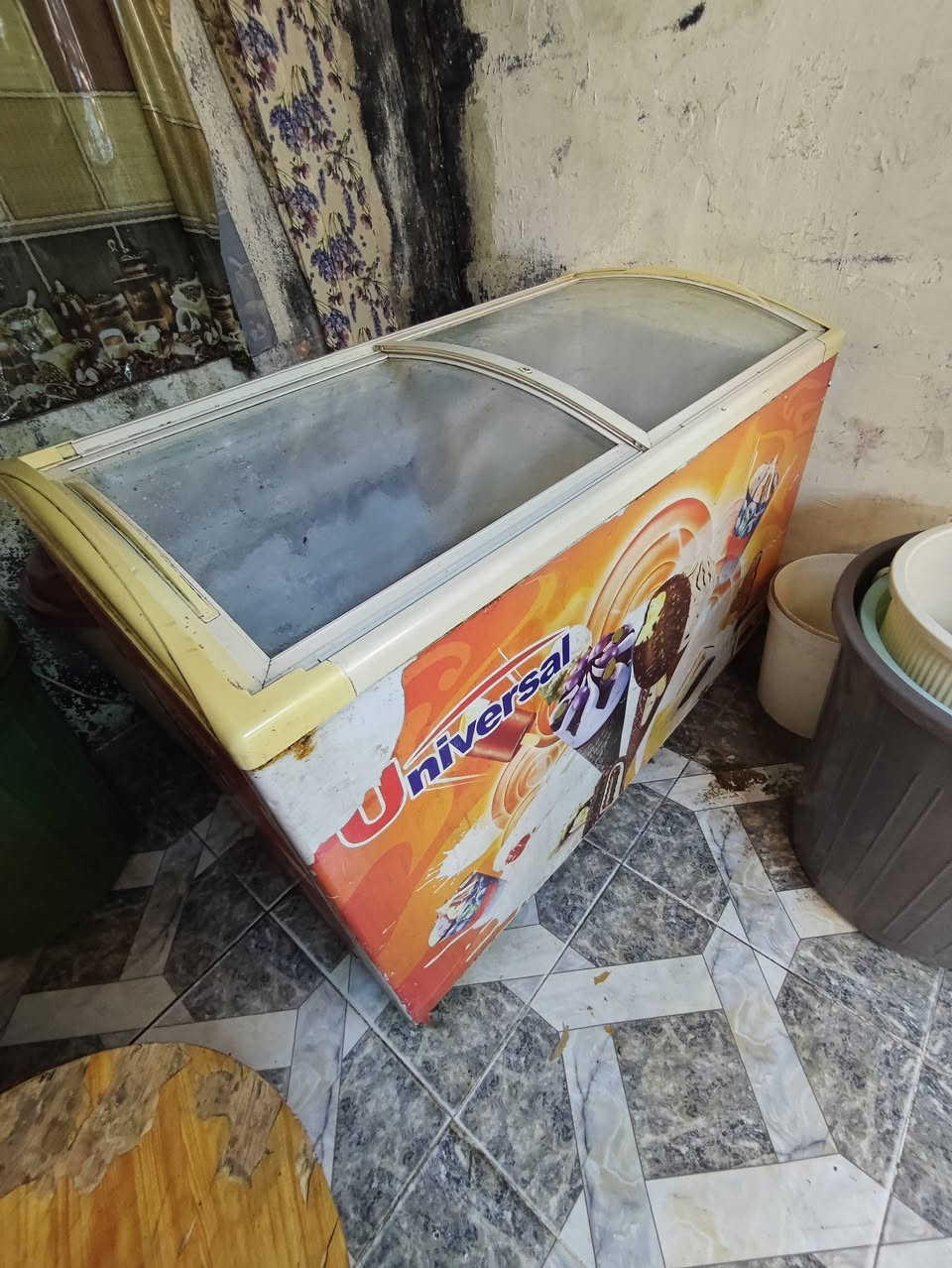 السلام عليكم
عارضات بطح عدد٢  + عارضات عامودي عدد٢ +مكينه شربت هوسك الاصلي +كونفيرا  ابيع شلع  لشراي يتصل ***********
