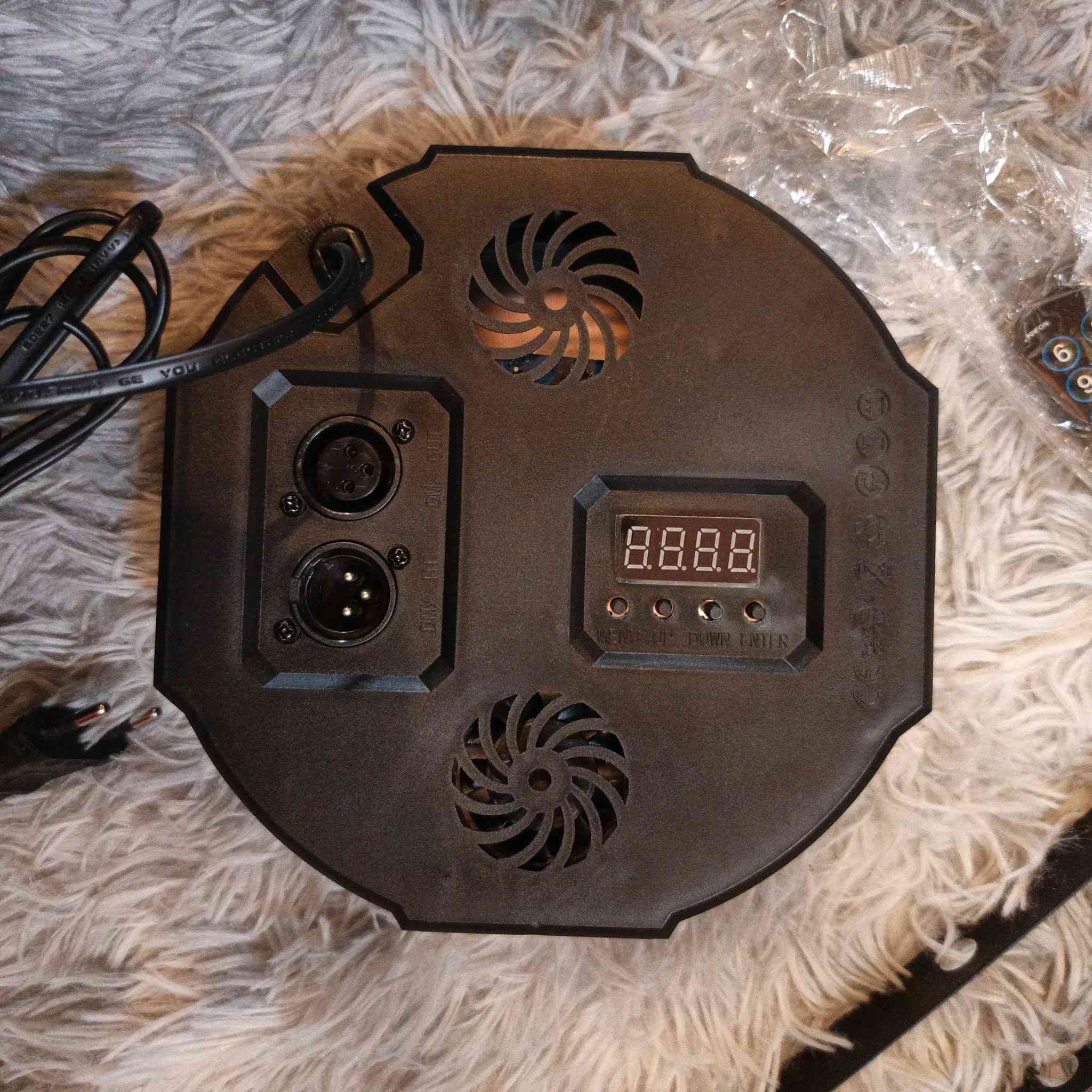 المنتج هو إضاءة مسرحية من نوع Mini LED PAR Light، وتحديداً الطراز LSPA36RC. 
عدد المصابيح: تحتوي على 36 مصباح LED عالي الجودة. 
الألوان: تدعم مزج ألوان RGB (الأحمر، الأخضر، الأزرق) لإنتاج تأثيرات ضوئية متنوعة. 
التحكم: تأتي مع جهاز تحكم عن بعد، وتدعم وضع DMX512، بالإضافة إلى العمل تلقائياً أو عبر استشعار الصوت. 
الاستخدام: مثالية لحفلات الـ DJ، المسارح، والفعاليات المختلفة، بفضل تصميمها الخفيف والمحمول.


**إذا كنت صاحب هذا الإعلان وتريد حذفه لأي سبب، رجاءا أرسل رسالة إلى الدعم الفني**