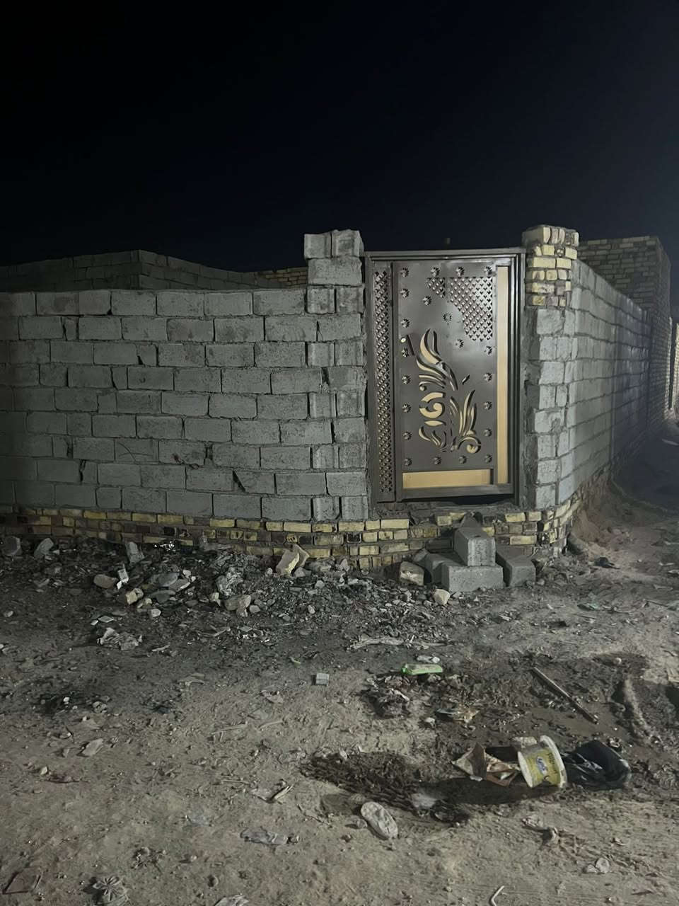 سلام عليكم قطعه خلف لملعب ركن مساحه ١٢٠ متر مربعه سياج كامل مع رباط خريطه كامله وبناء غرفه وصحيات لنص مع ٦ شيلمانات مع ٣٠٠٠طابوقه الاستفسار على الرقم ***********
