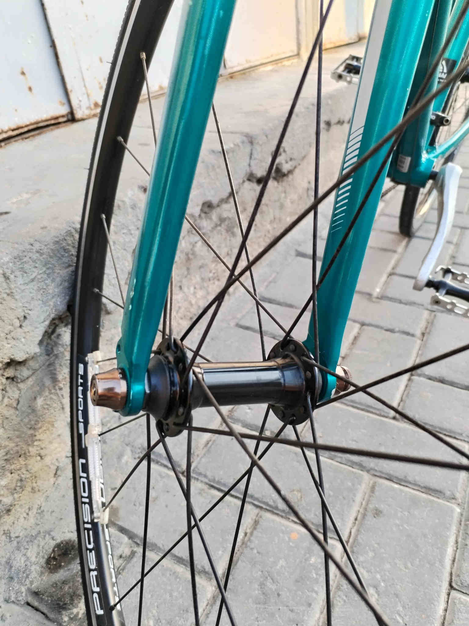 بايسكل precision ماركة 700 c 🚴‍♂️إسكيب أصلية 🚴‍♂️
لون رياضي كرتوازي 
 حالة ممتازة، نظيفة جدًا، وخفيفة الوزن - مثالية للتمرين أو التنقل اليومي.

 ✨ المواصفات:

 الماركة: بريزشن  إسكيب
 الهيكل: ألومنيوم خفيف الوزن ومتين 
 السرعات: 3 أمامية و8 خلفية
 المقاس: متوسط ​​(مناسب لطول يتراوح بين 165 و185 سم تقريبًا)
 نظام التطوير: شيمانو متعدد السرعات (أداء سلس ومريح)
 الفرامل: فرامل أمامية وخلفية قوية على شكل حرف V
 الإطارات بحالة ممتازة، جاهزة للاستخدام
 💯 الدراجة مُجربة ومُختبرة، مريحة جدًا، ولا تحتاج إلى أي صيانة مال حاوية.  موديل 2020 شرط.  للتواصل واتساب ***********. السعر  175000
