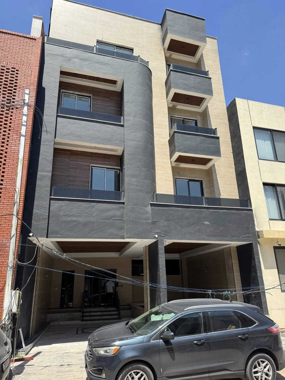 🏡 شقق سكنية للإيجار – بغداد / الجادرية
تتوفر شقق سكنية حديثة صفر بموقع مميز في الجادرية – مربع الرئاسي قرب جسر الطابقين.

🔹 مواصفات الشقة:
• غرفتين نوم
• صالة معيشة
• مطبخ أمريكي
• حمام واحد

🔹 التجهيزات والخدمات:
• كاونتر مطبخ متكامل مع:

* ثلاجة
* مايكروويف
* فرن
* طباخ
* مرشحة مياه
* مكيفات إنفيرتر في جميع الغرف
* نظام دخول ذكي (Smart Home System)
* كراج مغلق للسيارات
* مصعد كهربائي
* درج للطوارئ والخدمة

📍 الموقع:
بغداد – الجادرية – مربع الرئاسي – قرب جسر الطابقين

📞 للاستفسار والحجز:
***********
***********
