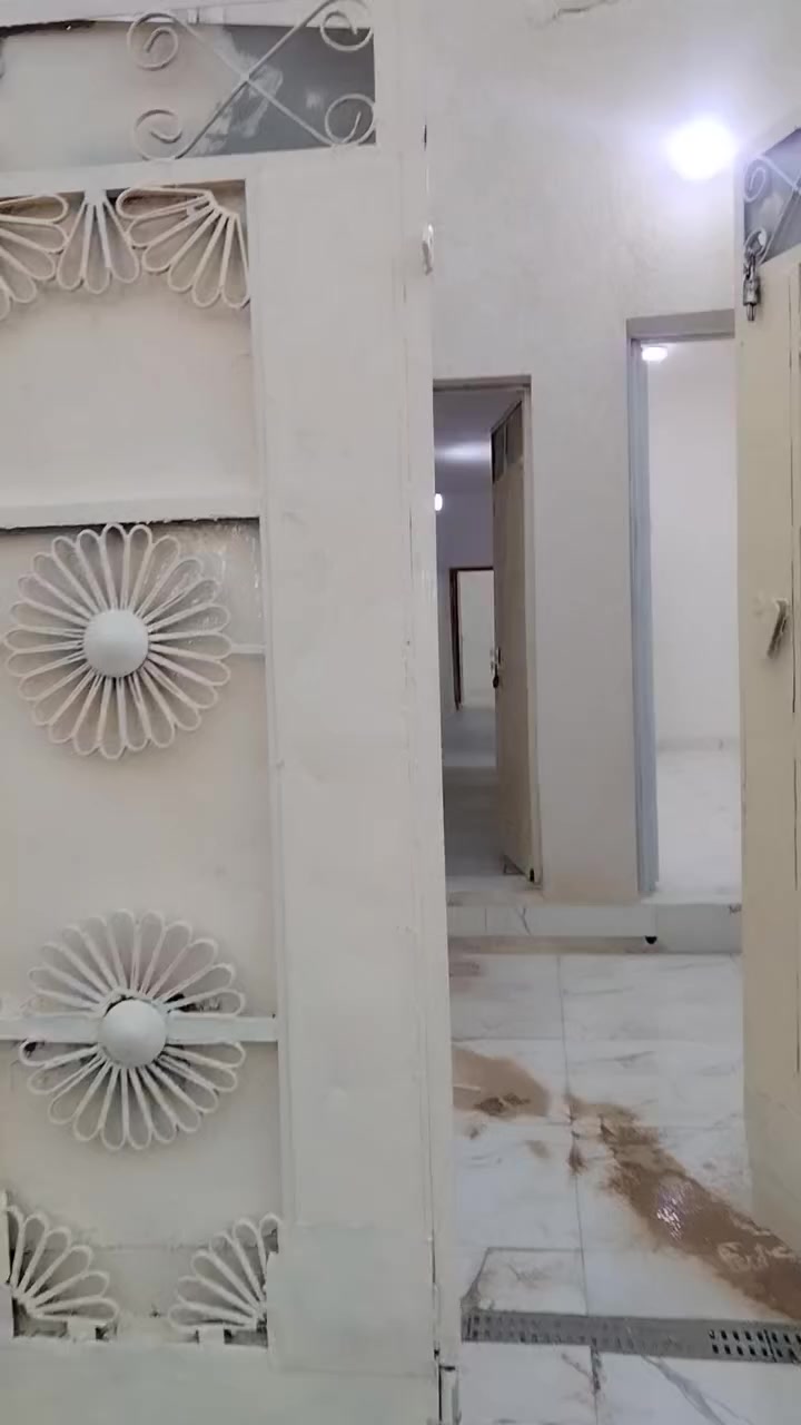 سلام عليكم بيت ليجار عنوان الدفاس منطقه العزه بصف حي النداء مع ماطور ومقطوره الف لتر واير سحب بيت جاهز *********** وات ساب بي او اتصال
