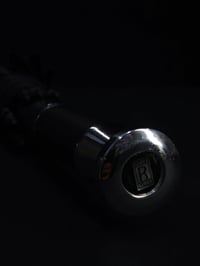 مظلة رولز رويس (Rolls-Royce) الفاخرة. يتميز هذا المقبض بشعار العلامة ا...