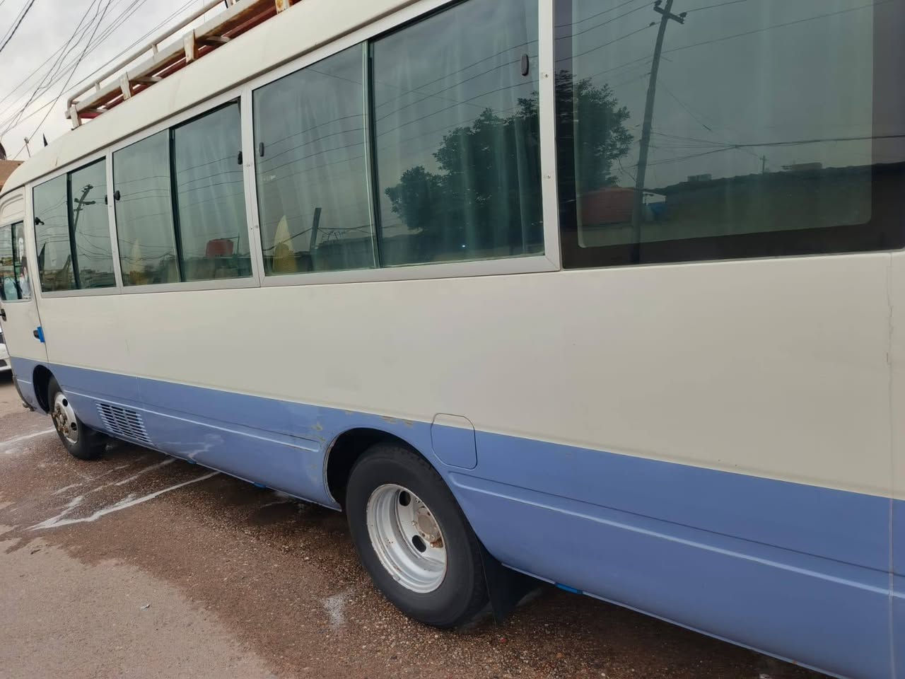 سلام عليكم مكلف بلنشر..
كوستر 2007 مكينه كير اكسل نضيف حداديه 70 بلميه 
تخم تاير دوشمه نضيفه وكرسي كلابي عادي مو مال ستاركس رقم انكليزي بصره مصفره من كلشي وسياره بأسمي سعر 215 وبيه مجال حك الجيه رقم *********** راعي سياره
