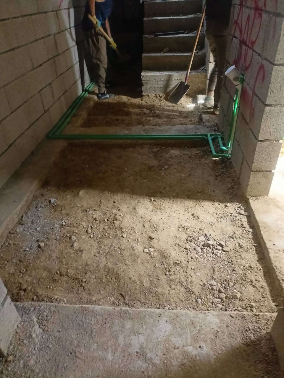 السلام وعليكم الي يحتاج عمال
تصعيد مواد تصفيط بادلو
تعديل وصب ارضيات صب بيتونه
ودنك هد وقلع ارضيه قشط جدران
تنضيف البيوت موجود عندي كادر
***********
***********
