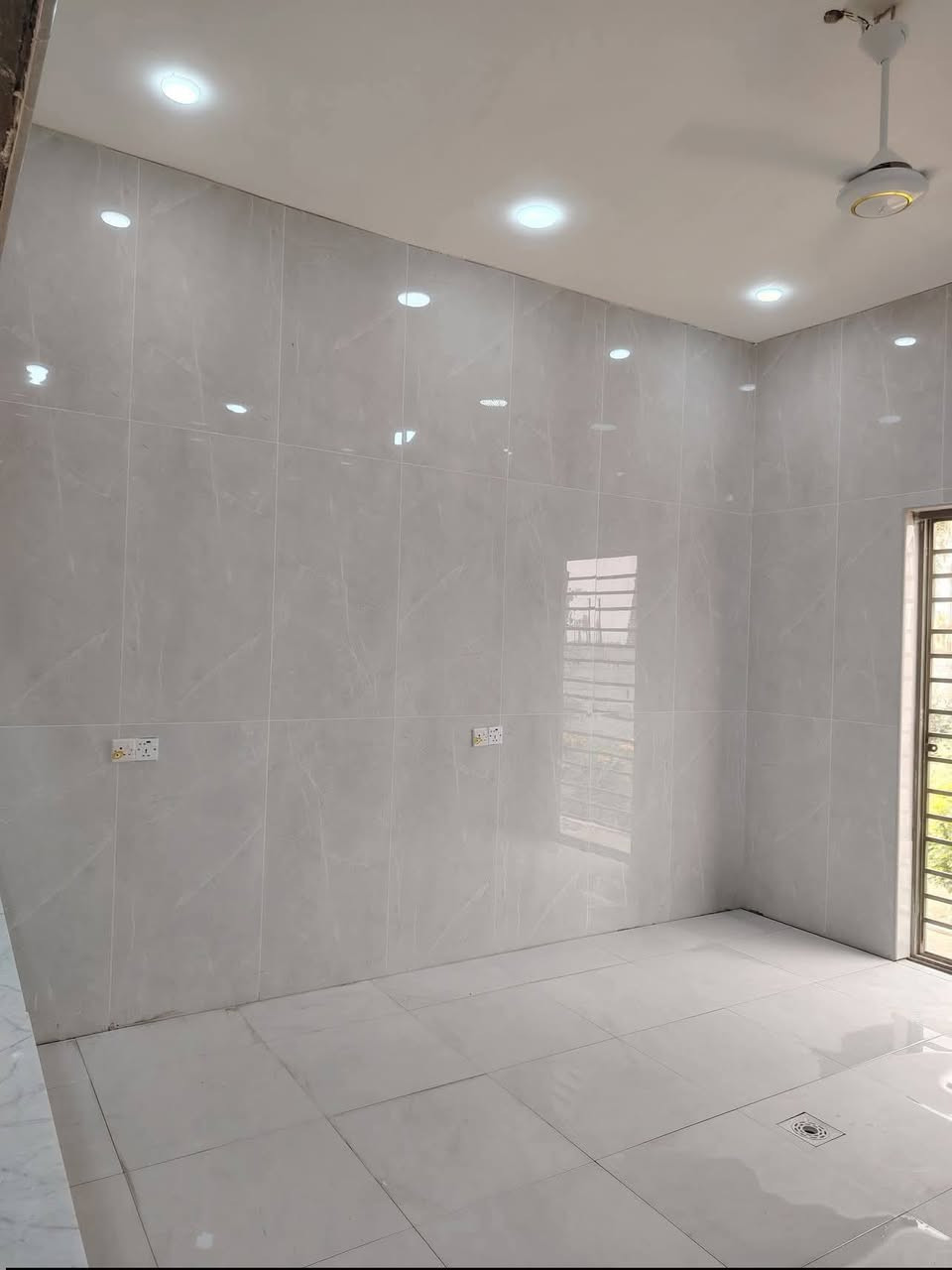 خلفه تطبيق سيراميك جدران ارضيه شغل نضيف اسعار مناسبه تواصل ***********
