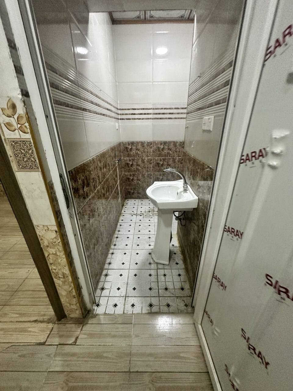 يتوفر 🛑🛑🛑🛑🛑🛑🛑🛑🛑
دار طابق ارضي وشقة للايجار 
في حي الميثاق 👉👉👉👉👉👉👉👉
مساحة 125 متر 
بناء حديث فول 🫸🫸🫸🫸🫸🫸🫸
يتكون الطابق الارضي من غرفتين وهول واستقبال وصحيات ومطبخ 

تتكون الشقة من غرفة وهول واستقبال وصحيات ومطبخ 
سعر الارضي 350 بي مجال 
سعر 250 
للاتصال والاستفسار ***********
***********
