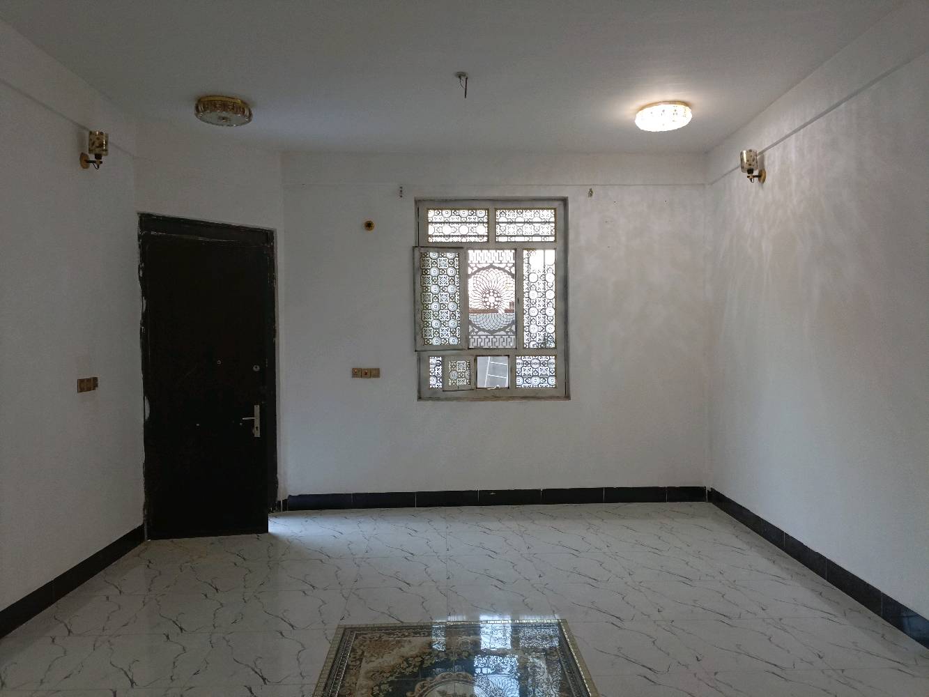 دار للإيجار في الرمادي شارع 40 خلف ماركت القيصر ، يحتوي على غرف نوم عدد 2 وصالة ومطبخ واستقبال و صحيات داخلية وخارجية وكراج وحديقة.

سعر الإيجار 500 الف وبي مجال 

***********