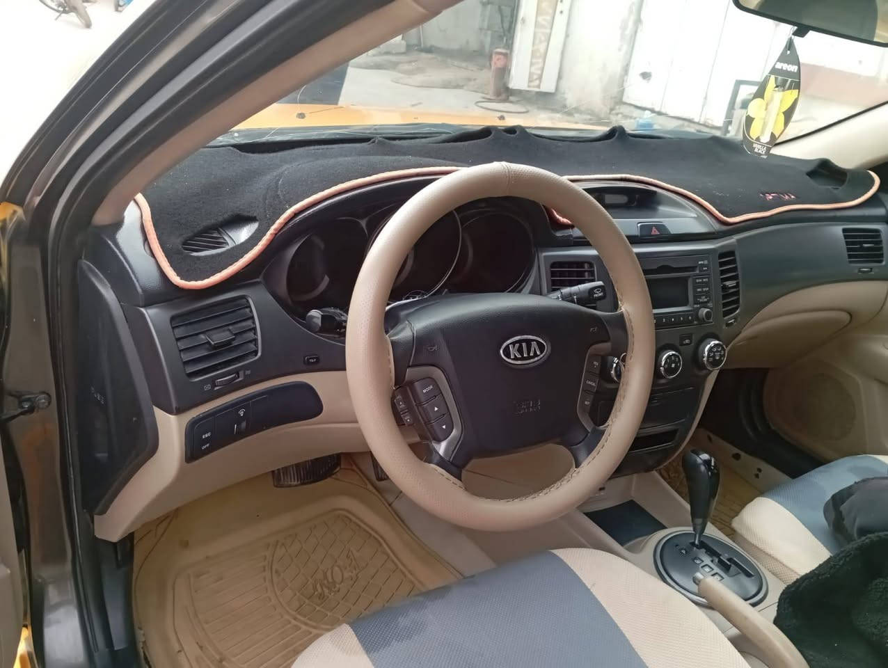 السلام عليكم اوبتيما 2010سونارها مرفوق وي صور جاهزه مكينه كير حداديه تخم تاير مصفره هيئه وغرامات سياره جاهزه 
السعر 110وبيها مجال  
مكان سياره الديوانيه البدير 
الاستفسار ***********
***********
