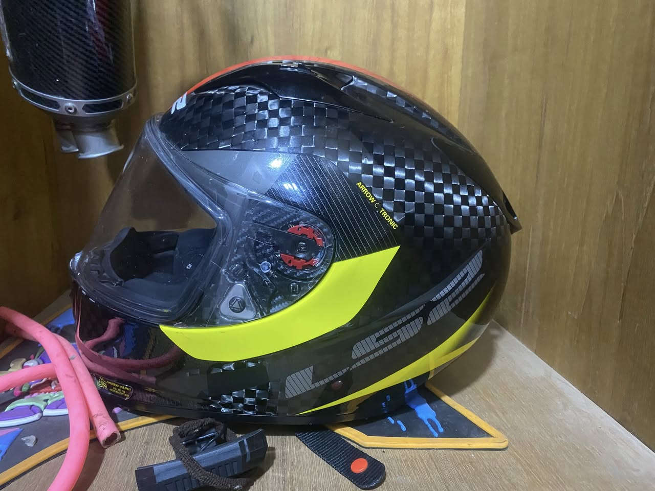 خوذة كاربون فيبر الياف LS2 اصلي مال مطارح او بطح تكدر تبحث عنهة و تشوف خواتهة بيش اطيني سعر حلو و بل عافية عليك مكاني الحرية ***********
