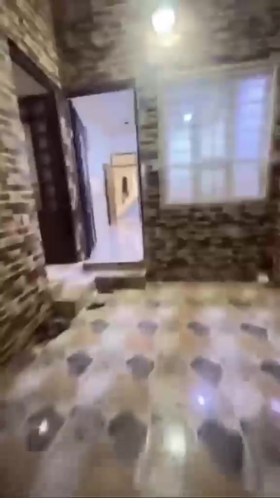 بيت للإيجار 🔴
حي الشيماء مساحه 110 
يتكون من غرفه واحده + هول+استقبال+مطبخ كما موضح بالفيديو 
سعر الايجار 300 قفلو 
للاستفسار اتصال ع رقم 
***********
