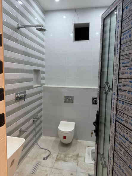 ✨ يتوفر لدينا 3 شقق للإيجار في حي بغداد ✨
📍 موقع مميز وقريب من الخدمات

🏡 تفاصيل كل شقة:
 • المساحة: 100 متر
 • غرفتين نوم
 • صالة واسعة
 • مطبخ
 • صحيات (حمام + تواليت)
 • بناء نظيف وتشطيب مرتب

💰 الإيجار الشهري: 600 ألف

📞 للاستفسار والتواصل:
مكتب عقارات الشموخ
***********
