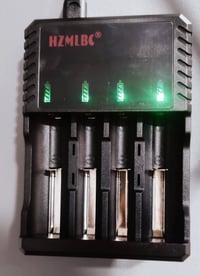 شاحن بطارية • ٤ بطاريات • شاشة