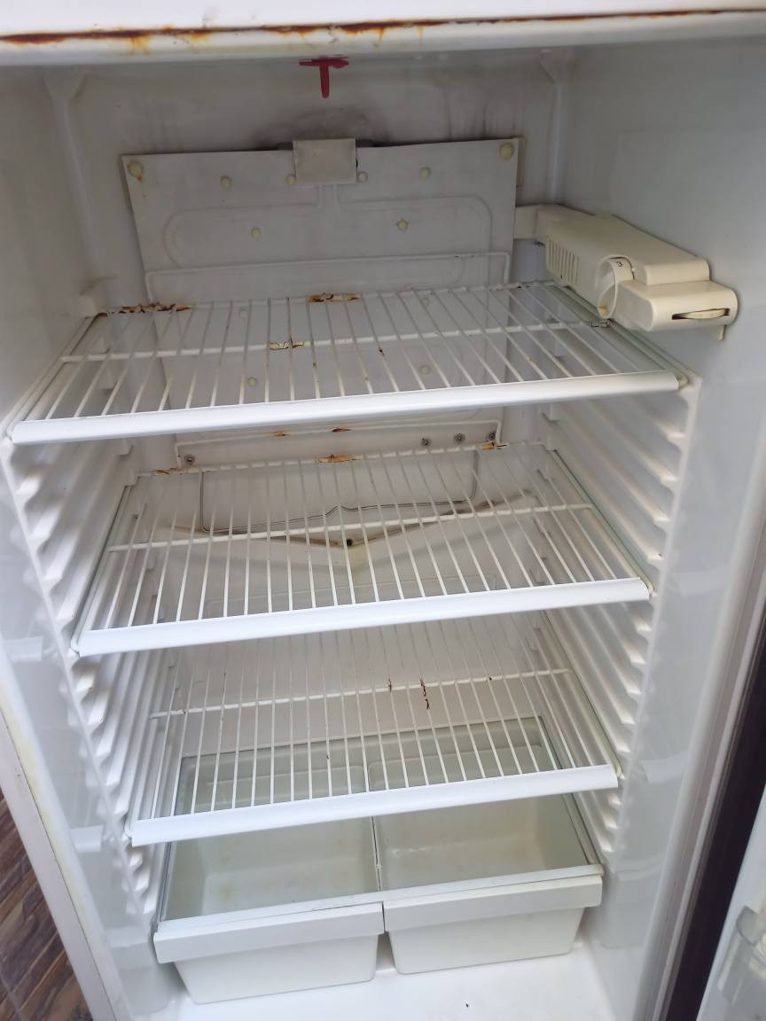 ثلاجه مستخدمه نضيفه للبيع تعمل بحاله جيده السعر 175 الف وبيها مجال قليل 
للستفسار ***********
*********** كربلاء, العراق
