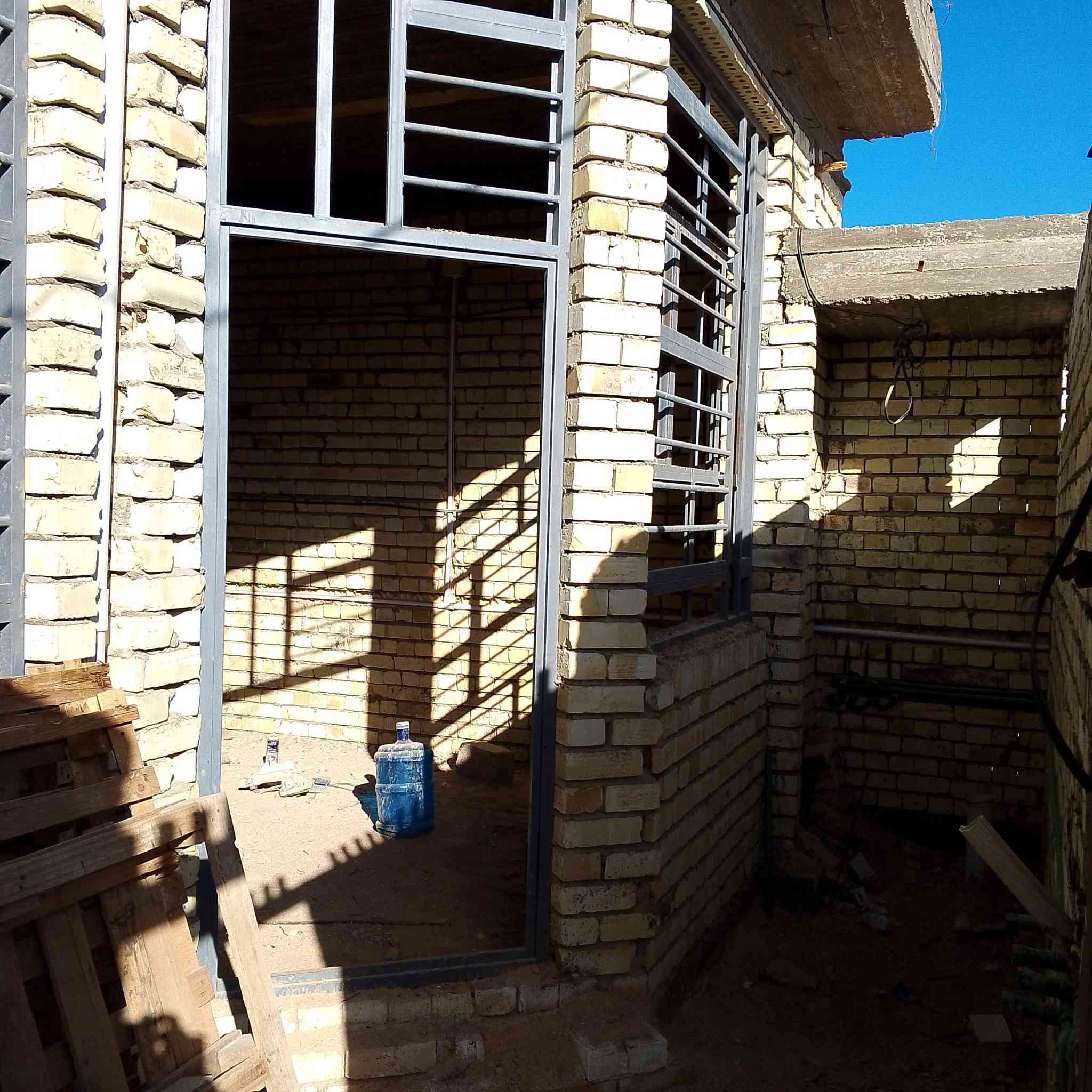 السلام عليكم هيكل بناءطابوق بتلوصب درجه اوله سقف كونكريت صب للبيع مساحه م100 طابوزراعي يحتوي على استقبال وصاله وغرفه ومطبخ وتخاريج باقي تفاصيل اتصل على الرقم ***********
السعر 43 ومجال بصيط 
ماء مجاري كهربائيات كلهة كامله
انبيع على هل وضع حاليآ 
مكان كوفه حي ميسان شارع الشيوخ قرب سكله رعد
