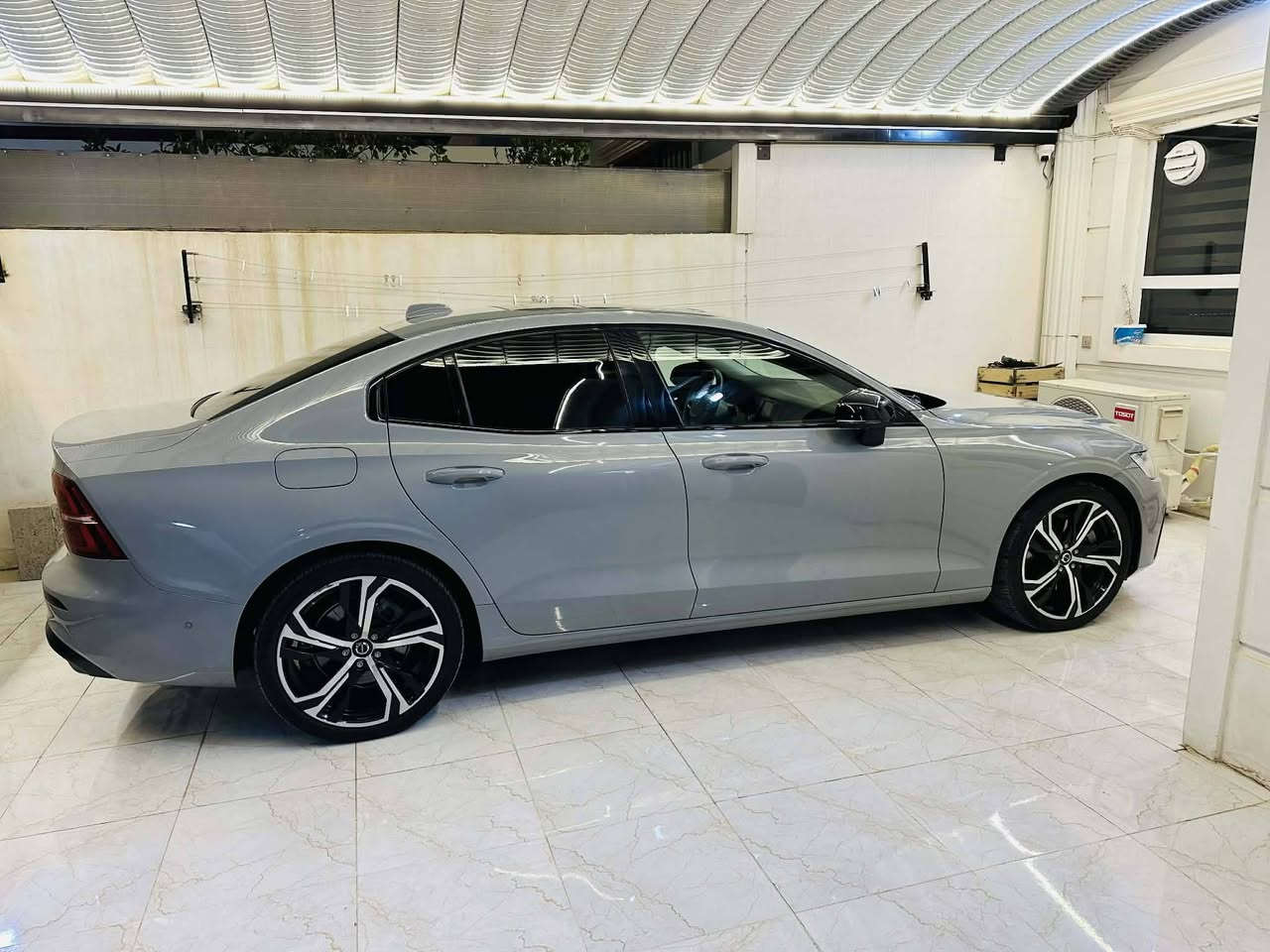 ..الســـلام…عليــكم
الفخامه السويديه للبيع
فولفو اس60 بلص 2024 dark themeفول مواصفات
محرك 2.0 توربو هايبرد خفيف mild hybrid 
لون سمنتي
التسارع من 0 الى 100 ب 6 ثواني
بانوراما
لايت امامي ديناميك اوتو متحرك مع الستيرن
كشافات led كهرباء
كاميرات 360 + مرايا جانبيه شفط مع هيتر اوتو
تعتيم تلقائي للمرايا الجانبيه مع الوسطيه
كار بلي+اندرويد اوتو
داخل بيجي
كشنات جلد + هيتر تدفئه+كهرباء+ خزن
صندوق كهربائي فتح اوتوماتيك بواسطة حساس ع الرجل
نظام تنقية الهواء داخل السياره
رادار 360 درجه اماميه وجانبيه وخلفيه
بصمه مع اضواء ترحيب+ دخول ذكي
4 ابواب بصمه فتح وغلق
نظام مراقبة الطريق وتنبيه تلقائي عند عبور السرعه المحدده في الشارع
مثبت سرعه تفاعلي + مانع اصطدام امامي وخلفي وجانبي
نقاط عمياء
اطار 19ً انج perly جميع الفصول بلادي
نظام مراقبة هواء الاطارات
نظام المساعده على الركن
نظام خرائط بلدشبول الامامي والشاشه الوسطية شغال مع اللغه العربيه بلادي 
اناره داخليه كامله بلبيبان وتحت الارجل مع التحكم بشدة الاضاءه الداخليه
مداخل تايب سي عدد 4 + مدخل سيم كارت
كير اوتو 8 نمر + كير عادي
نظام اوتو ستارت ستوب
هاندبريك كهربائي اوتو دكمه
مستشعر المطر (تشغيل الماسحات عند المطر تلقائي)
وبعد بيها موصفات اسف ع الاطاله
السياره بيها ربع بنيد صبغ + جامللخ السائق صبغ يعني قطعتين صبغ + باب خلف السائق تعديل بارد
ايرباك فقط الستيرن طاك ومرجع بلادي شركة
البجم وخلف السياره كبس الضرر فقط طرف السائق
السياره بدون رقم تترقم شمالي (اربيل.السليمانيه.دهوك.حلبچة)
هذا رقم الشاصي 
7JRL12TL8RG282776
السياره ماشيه 43 الف وقابل للزياده
سعر السياره 188$ وبيها مجال للطيبين وسعرها مناسب
للاستفسار اكثر الاتصال ع الرقم ***********
متوفر واتس اب
غير متواجد ع الفيس
