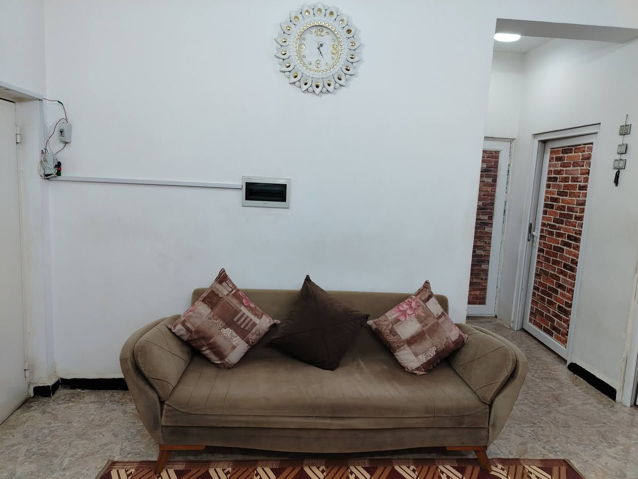 السلام عليكم 
شقة للبيع مؤثثة  طابق ثالث المساحة 100 متر في السند 
وبالواقع 110 متر سند 25 حق التصرف قرار محكمة تنازل ثاني يوم للمشتري من المالك 
تحتوي على صالة و على غرفه نوم عدد اثنين و على مطبخ وحمام و على بالكونة ومخزن 

العنوان/ الدورة شارع سوبر جكن مابين جامعة دجلة وجامعة الفارابي علما ان الشارع تجاري 
وتصلح للسكن او للايجار كعوائل او طلاب

السعر/ 80 مليون قابل للتفاوض

للتواصل عبر الهاتف :
 ***********
 ***********
