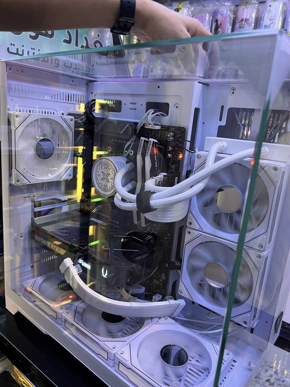 للبيع.    Cpu.R7 7800x3d
Mb.B650

Ram.16 2x8 6000 ddr5

Gpu. 5070

M.2 1tb 

SsD.2tb

Psu.800w

تبريد مائي ٢٤٠مم

شاشة msi 1440  28

2K 180hz

استخدام ٣ شهور
للتواصل ***********
