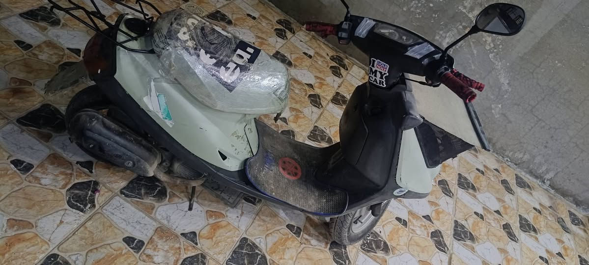 السلام عليكم: ماطور ياماها مال بيت للبيع نضيف شغل هندر والسلف يمكن كتف يحتاج  يعني سلف قبل كم يوم يشتغل تاير كدام شاده جديد بلاجكتور شادله جديد كلشي ما يحتاج شغل وطلع سعره 225او بيه مجال خاص او عل رقم ***********
