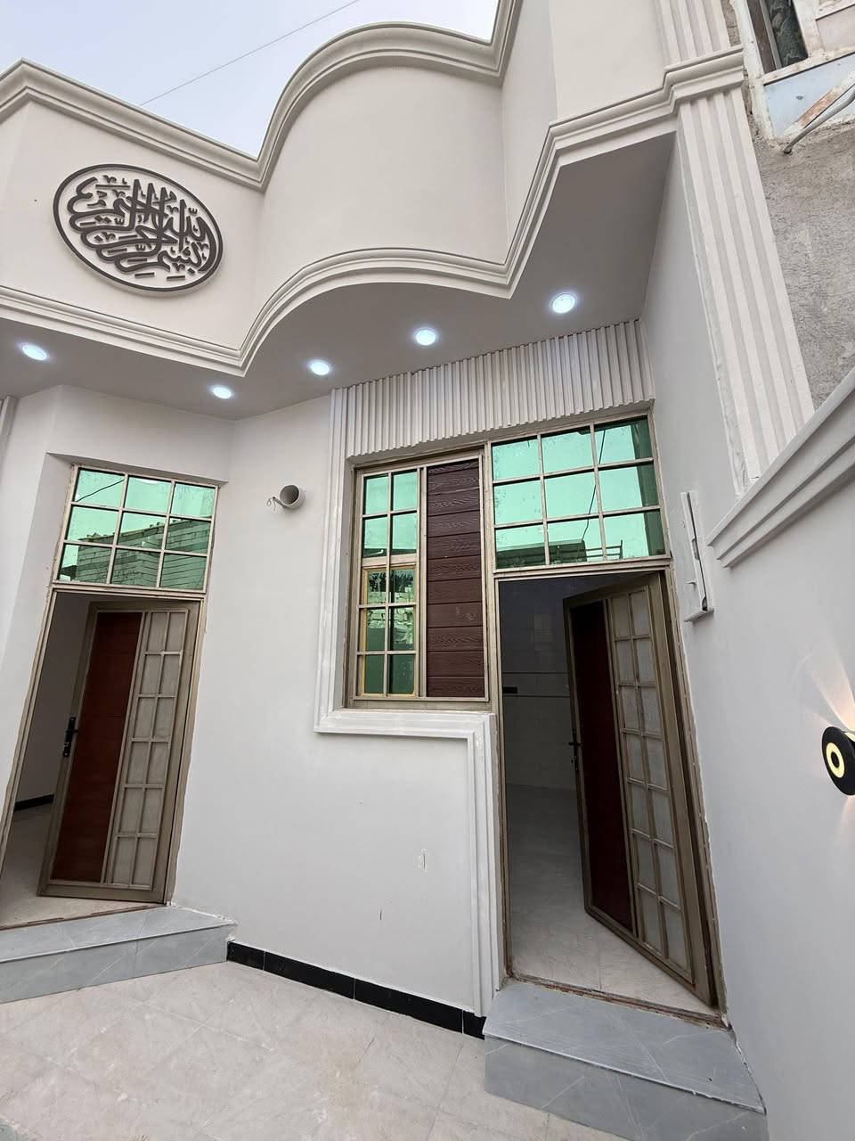 دار سكن للبيع 🏠
تستلم دارك عند المكاتبة مفتاح 🔑
تصميم مميز ملكي ( أكيد أجمل من التصوير )
#المساحة :: 120م 
الدار قريب  علا السايدين الداخل 300م
#العنوان :: إبي الخصيب - الصنكر - قرب مازن سنتر .
#يحتوي :: كراج . استقبال . مطبخ . صحيات خارجية .
صالة . درج . صحيات داخلية . غرفتين منام . مناور .
…………….
ملك صرف زراعي عراقي نموذج 25
…………….
#السعر_المطلوب :: 75مليون قابل للتفاوض .
…………….
#علماً / دار ثاني بجوار هذا الدار جاهز وبنفس وقت
للاستفسار ***********
***********
