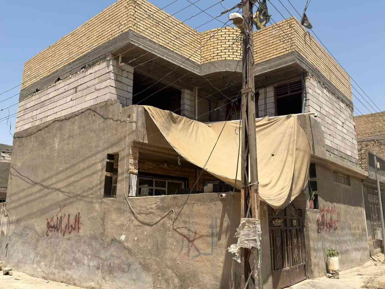 السلام عليكم ورحمة الله وبركاته  البيت البيع في منطقة ٥٠٠٠ تالف ١٠٠ متر مربع  البيت طابقين اربع غراف نوم والبيت كله مرمر ركن ع شارع رائسي قرب من مدرسة سلمان محمدي    الاستفسار عن رقم الهاتف ***********
