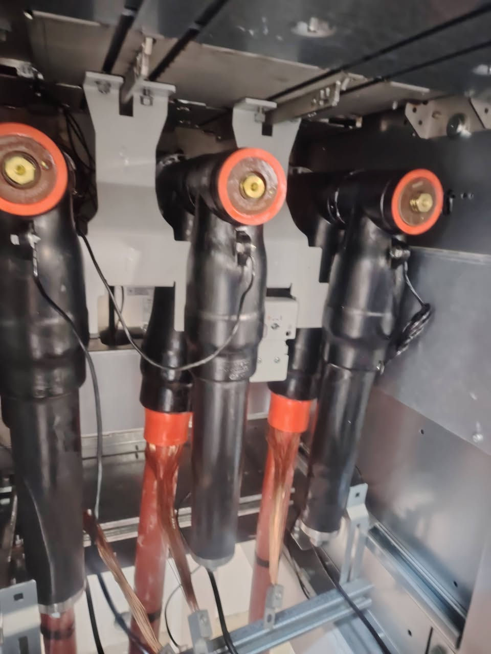 السلام عليكم ورحمة الله وبركاته
​بعون الله تعالى، متوفر لدينا كادر فني متكامل متخصص في تنفيذ وصيانة المشاريع الكهربائية (المحطات والمحولات)، ومستعدون للعمل في كافة المواقع وبأعلى درجات الدقة والاحترافية.
​خدماتنا تشمل:
⚡ المحطات: عمل ونصب محطات الكهرباء (11 / 33 KV).
⚡ المحولات: تنصيب المحولات الكهربائية بمختلف السعات.
⚡ السويج كير: تنصيب لوحات السويج كير (Switchgear) لكافة الشركات المصنعة.
⚡ الكيبلات: مد الكيبلات بجميع الأحجام وعمل الجوينات (Joints) والنهايات للقابلوات.
⚡ صيانة الزيت: فلترة زيت المحولات وفحصه بأحدث الأجهزة.
⚡ منظومات الأرضي: مد وتنفيذ شبكات الأرضي (Earthing System) لضمان الأمان.
وبعد اكو صور متوفره للعمل
كربلاء المقدسة
للتواصل ***********
***********
