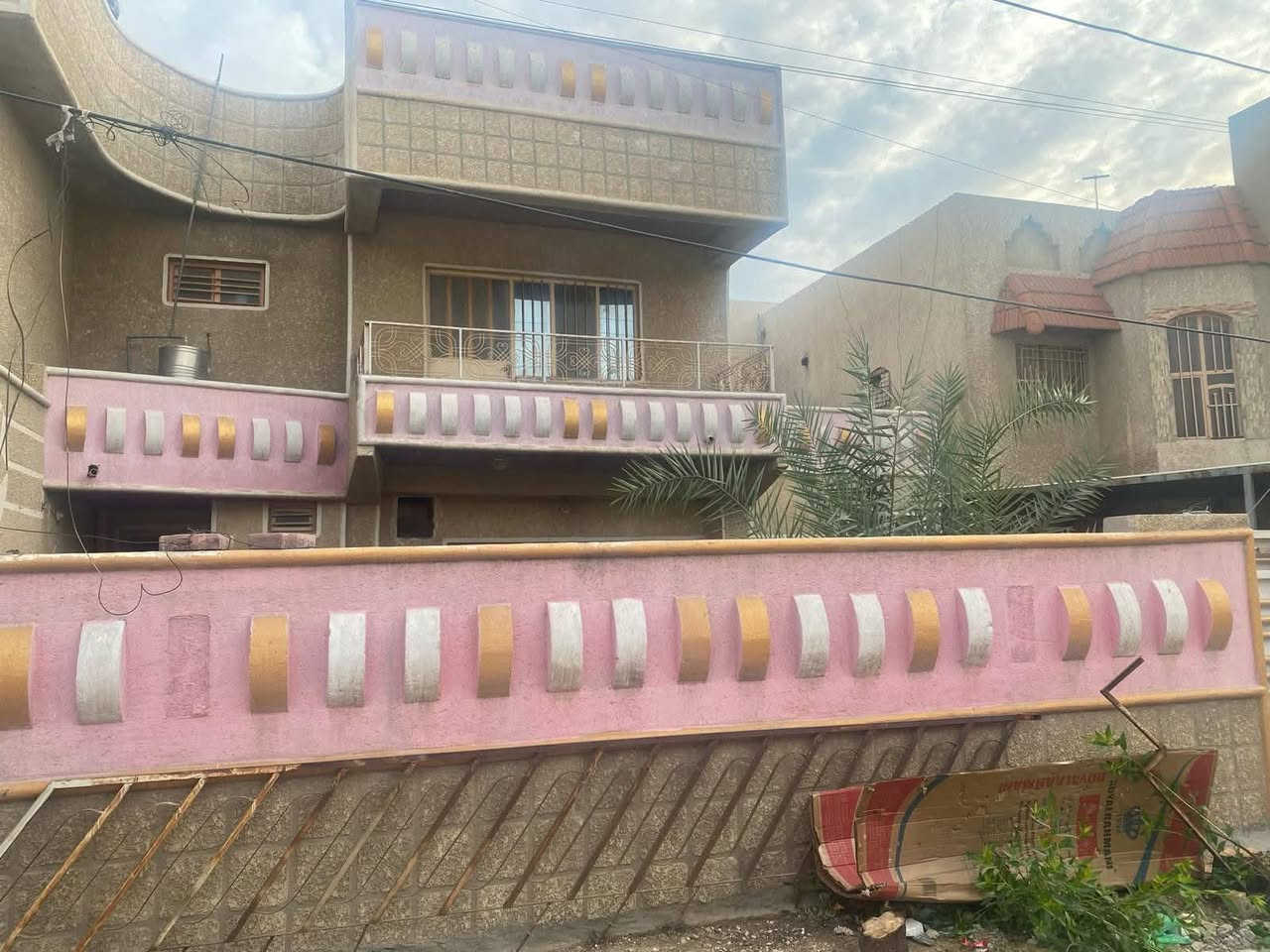 فرصة مناسبة للراغبين بالسكن أو الاستثمار في واحدة من أفضل مناطق الدورة.
📍 الموقع: الدورة – حي المعلمين
📌 المحلة: 822
📌 الزقاق: 34
📌 رقم الدار: 3
✅ موقع حيوي ومميز داخل المنطقة
✅ شارع عريض وسهولة في الوصول
✅ جميع الخدمات متوفرة (ماء، كهرباء، مدارس، أسواق، ومواصلات)
✅ مناسب للسكن العائلي أو للاستثمار
🔨 ملاحظة: الدار يحتاج إلى ترميم، مما يمنح المشتري فرصة لتجديده وتصميمه بالشكل الذي يناسبه.
للاستفسار ومعرفة التفاصيل أكثر، يرجى التواصل على الخاص أو الاتصال مباشرة.
***********
***********
