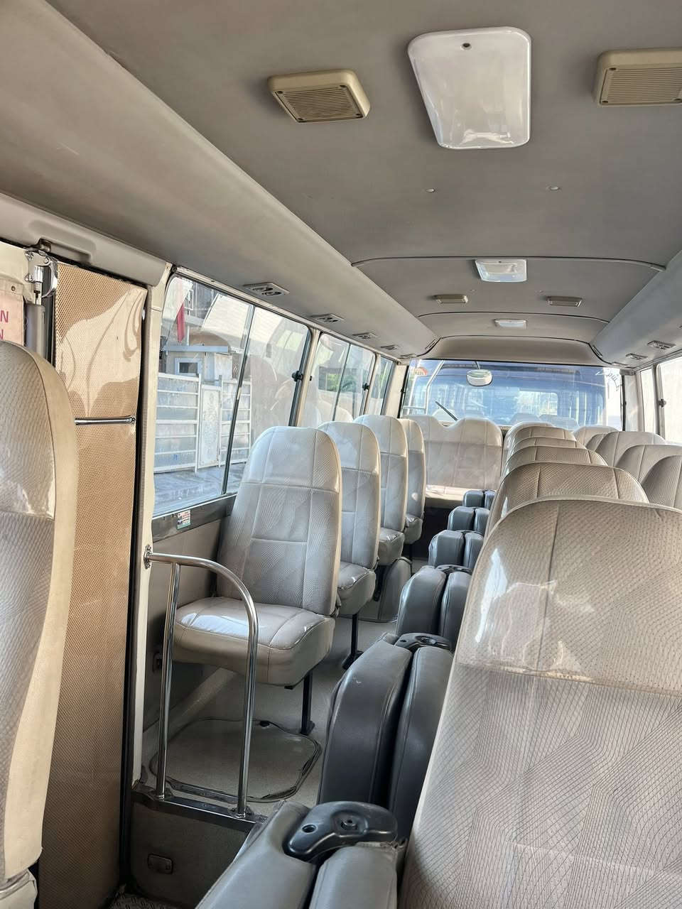 السلام عليكم كوستر للبيع موديل ٢٠١٠سياره جاهزه من كلشي منضومه غاز كشنات استاركس تبريد امحور سياره خير من الله السعر ٢٦٠بيه مجال الاتصال***********
