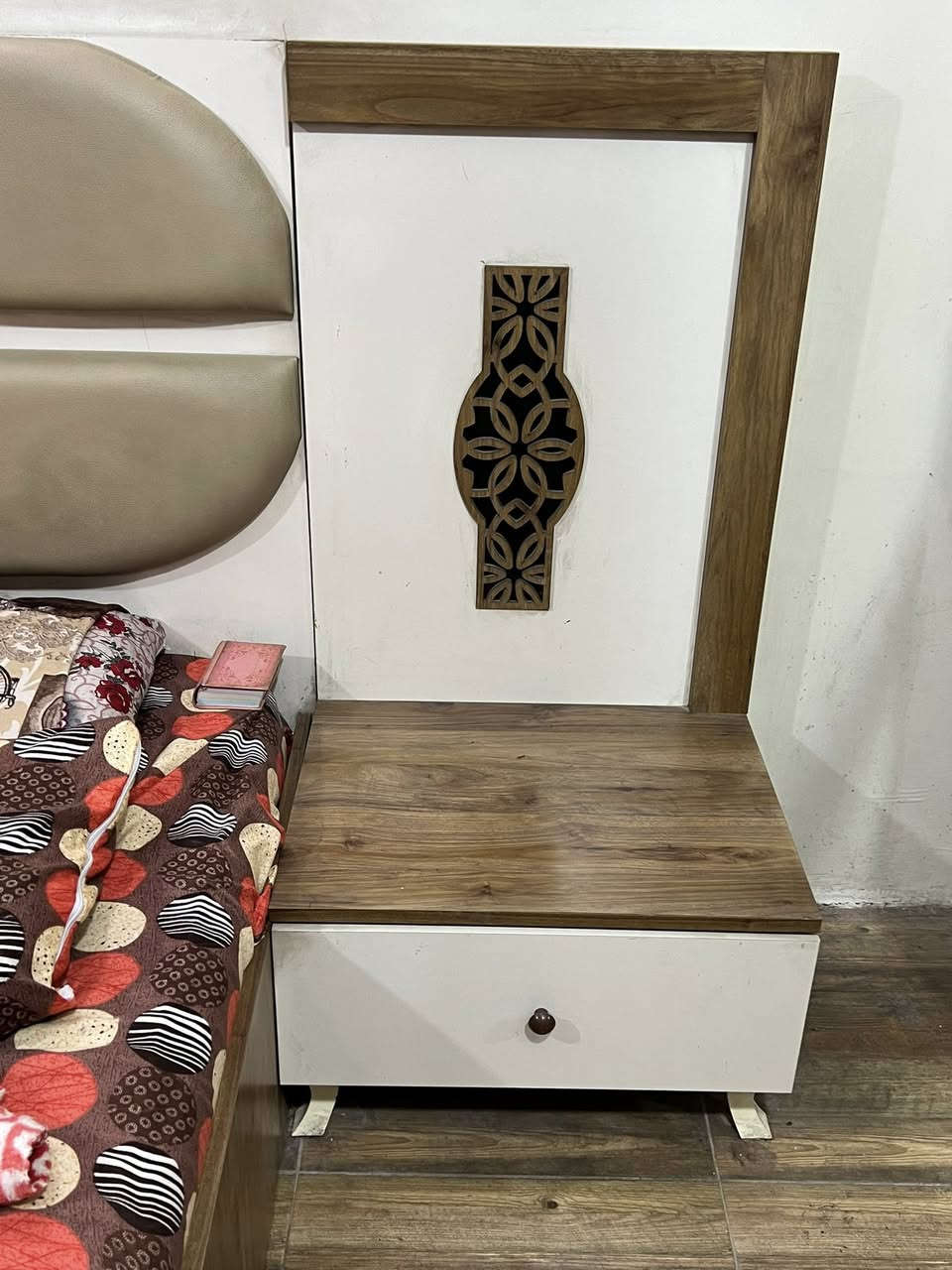 غرفة نوم تركيه ثقيل 7 قطع للبيع كنتور سلايد مرايه وجربايه وملحق 2 و مرايه طويله وميز تواليت و ملحق جرارات 
فتح و شد ونقل عليك.. السعر 600  وبي مجال 
بغداد البنوك *********** واتساب او اتصال
