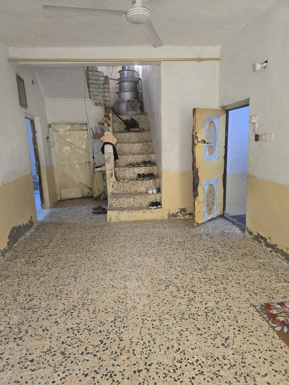 #بيت_____للبيع 
مع محل 
المساحة 900 متر ..... 
يتكون من ثلاث غرف مع غرفه في الدور الثاني مع استقبال وصاله ومطبخ وصحيات 
المكان الصبية على الشارع مقابيل مغسلة سعد 
السعر ٦٠ وبي مجال 
الاستفسار الاتصال على الرقم 
***********
آجور النشر على البايع 👈 والشاري
