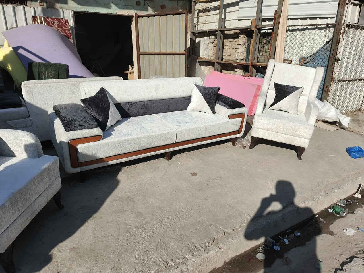 سلام عليكم تخم ١٠ مقعد المقعد بلوك قماش خاولي شغل درجة اولى متوفر جميع الالوان حسب الطلب للاستفسار *********** بغداد, العراق
