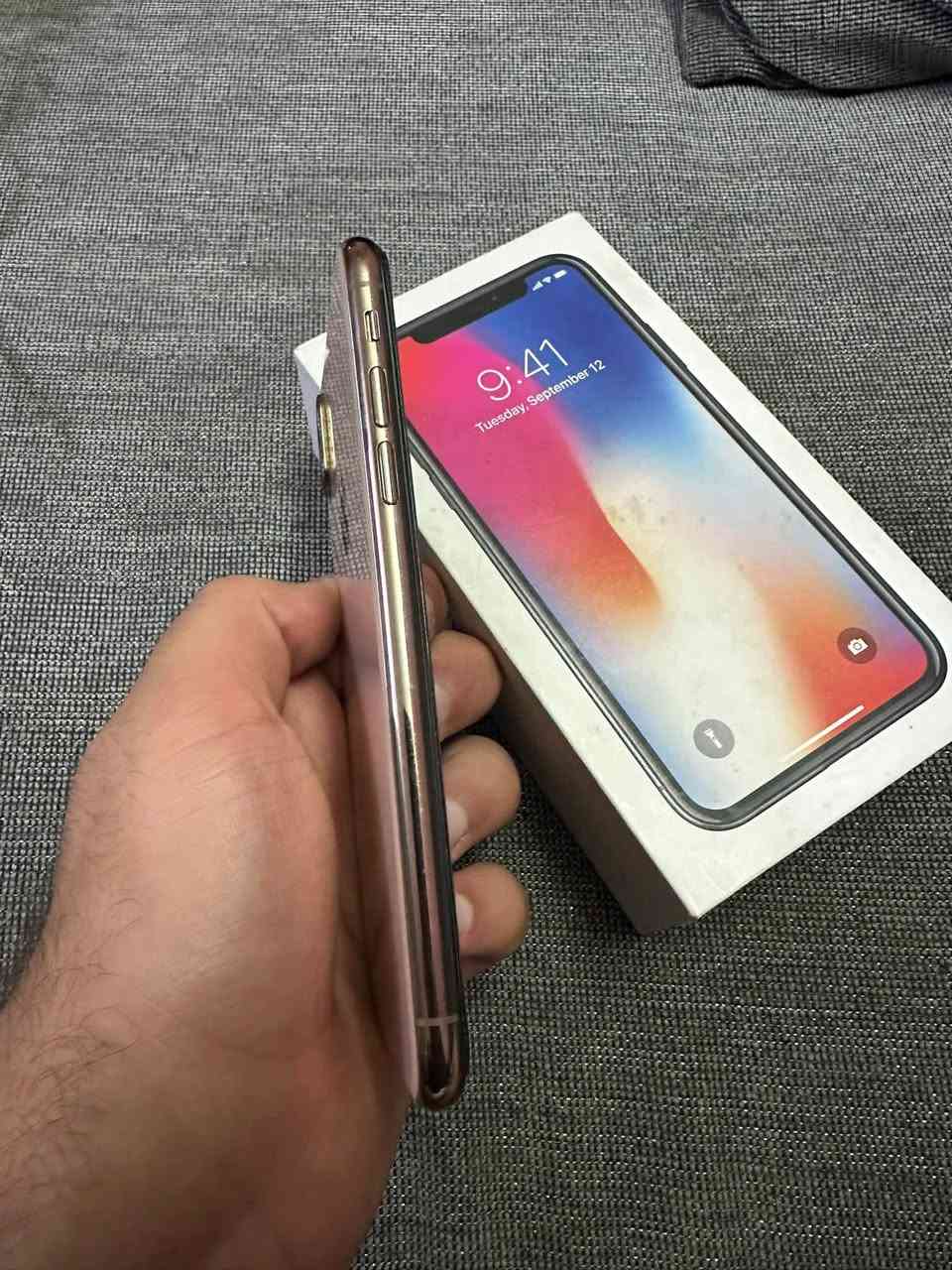 ايفون Xs للبيع جهاز ما مفتوح ع وضع شركه شرط ضمان 
ذاكره : 256 
بطاريه : 78 بلادي 
لون : ذهبي 
كارتون شاحنه بلادي كامل وياها جهاز نظافه 100% ماكو مثله بلسوك السعر 260 الف بيها مجال قليل للشراي 
رقم موبايل ***********
