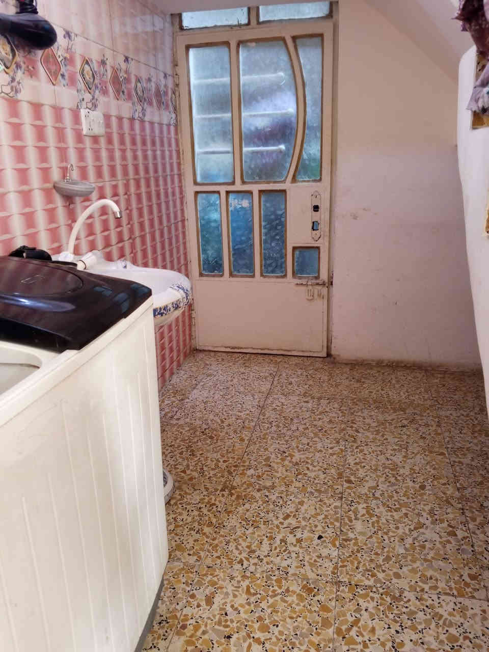 السلام عليكم دار للبيع المساحه 64دار زراعي سند 25 يحتوي عل غرفتين وهول ومطبخ وخدمات العنوان الامين الثانيه  السدة البستان السعر 45وبي مجال الاستفسار الاتصال عل الرقم ***********
