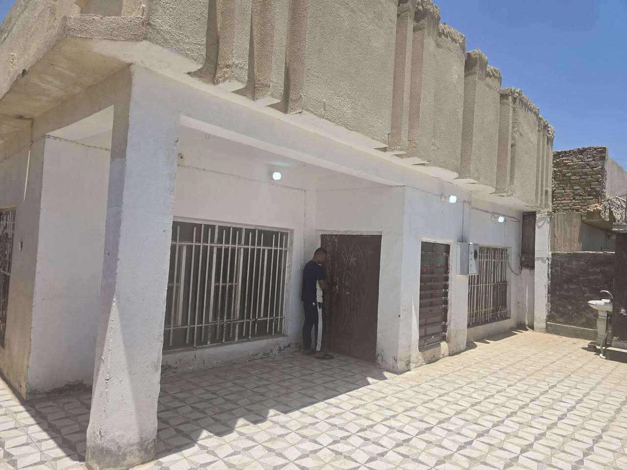 السلام عليكم بيت للايجار مساحته ٣٠٠ متر غرفتين وهول ومطبخ وستقبال بيت جاهز خلف صيدلية البيان قرب السوك ناحيه ***********
