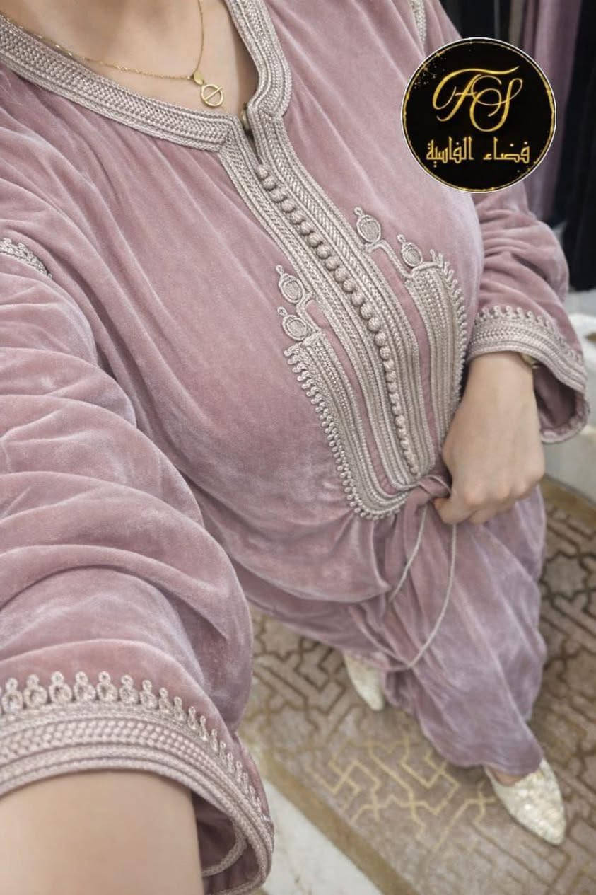 ✨ قفطان بلدي فاخر بمبرة تاج 1er qualité ✨
أناقة مغربية أصيلة وقمة الفخامة 👌🏻
قفطان مخدوم خدمة مثقونة، مطروز تطريز تقليدي راقي بسفيفة وعقاد 🪡
فصالة مخزانية بالكتاف طايحين كتعطيه طلة أنيقة وجذابة 🇲🇦
خامة ممتازة ولبسة مريحة، مناسب للأعراس والمناسبات واللمة الكبيرة 💃

📌 المقاس: m L XL XXL 3XL

كمية محدودة الناضور, المغرب


**إذا كنت صاحب هذا الإعلان وتريد حذفه لأي سبب، رجاءا أرسل رسالة إلى الدعم الفني**